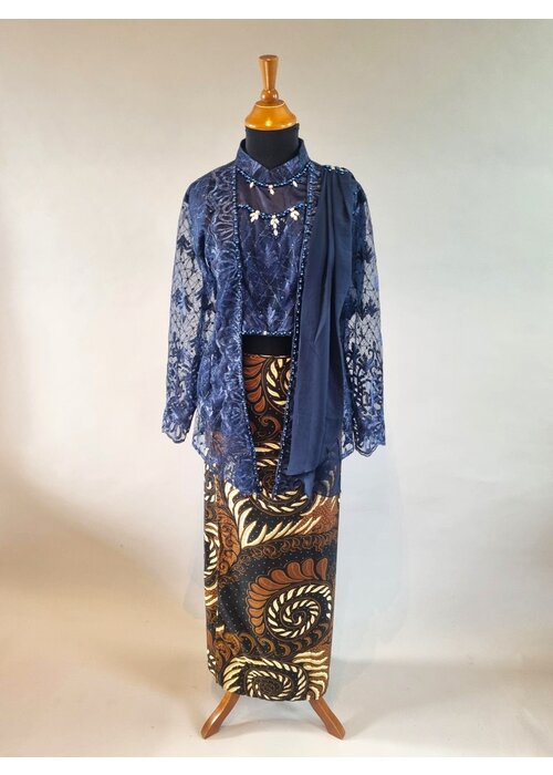 Kebaya trendy navy blue met bijpassende wikkel rok