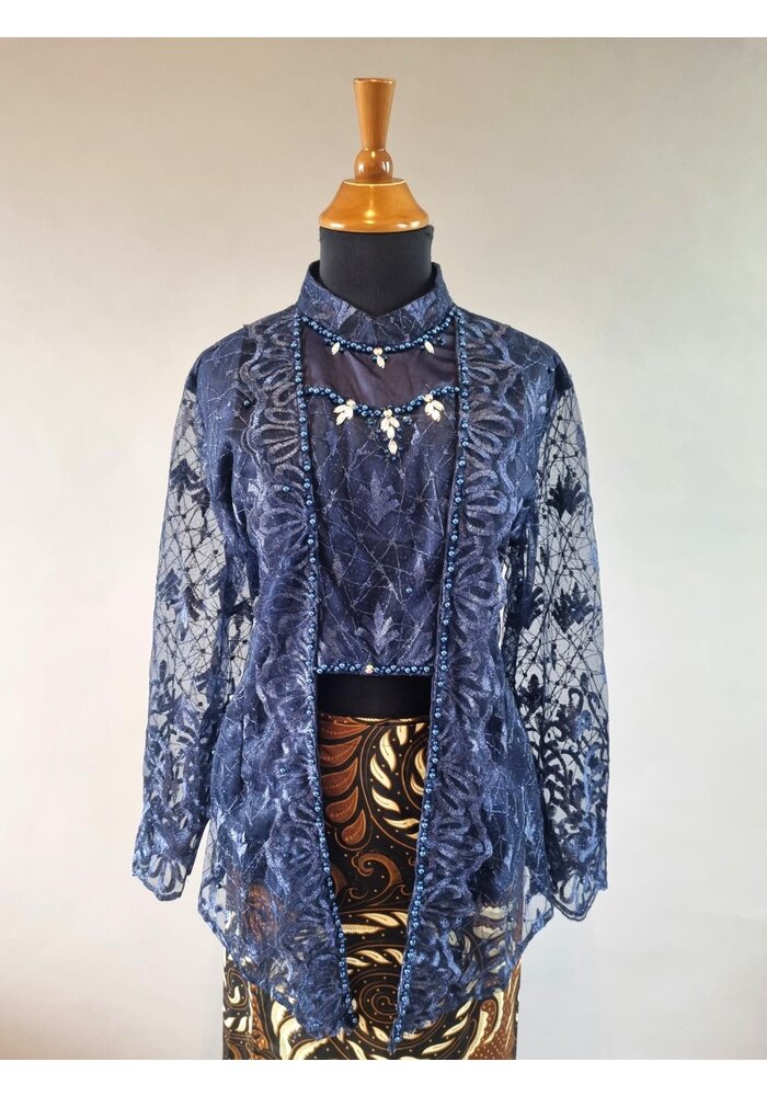 Kebaya trendy navy blue met bijpassende wikkel rok