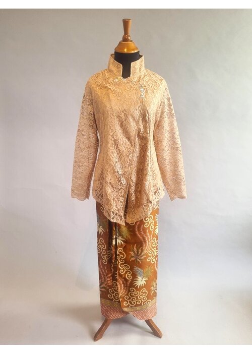 Kebaya kretek beige met bijpassende wikkel rok