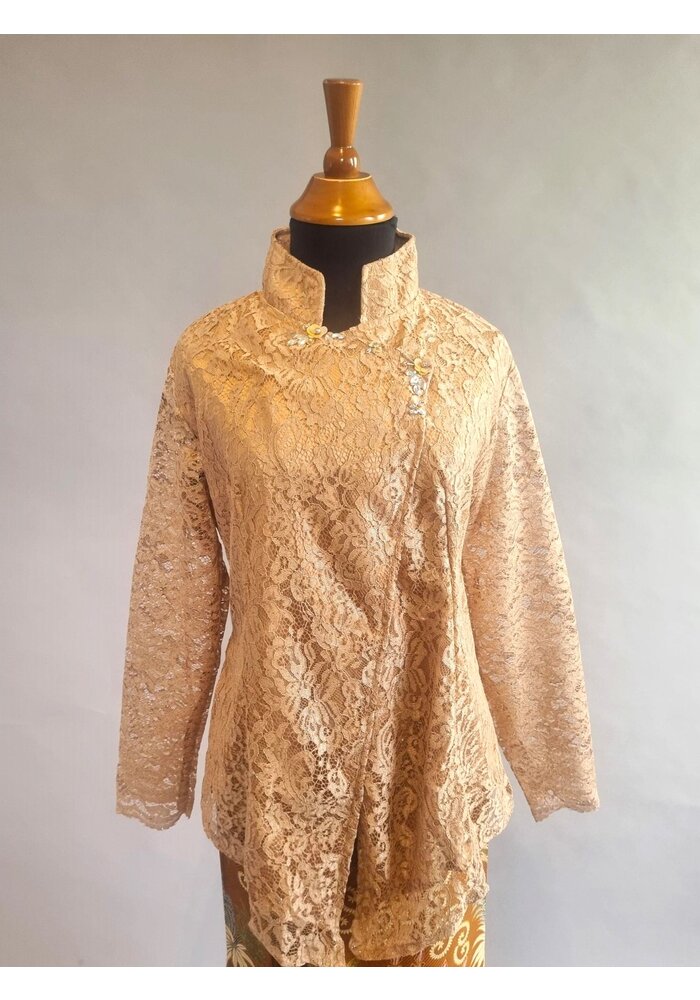 Kebaya kretek beige met bijpassende wikkel rok