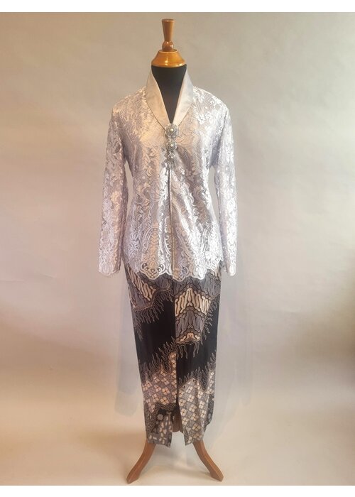 Kebaya elegant zilver met bijpassende sarong