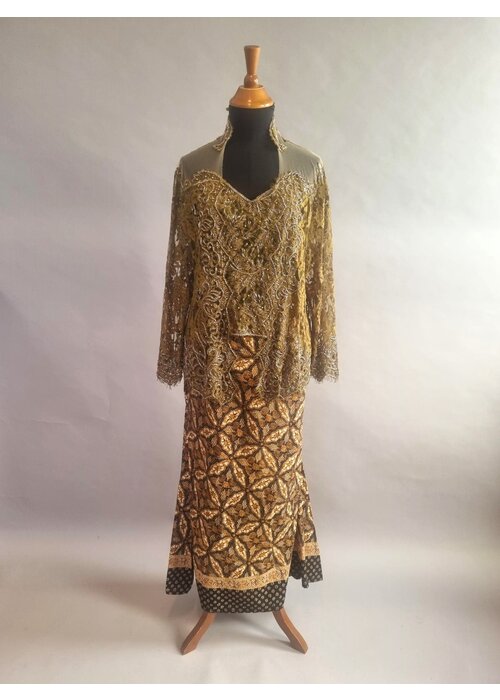 Kebaya glamour olijfgroen met bijpassende rok batik
