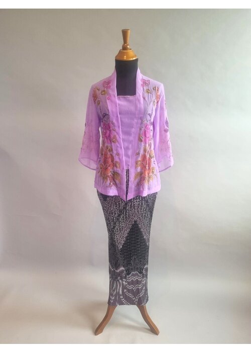 Kebaya lukis lavendel met bijpassende rok plisse