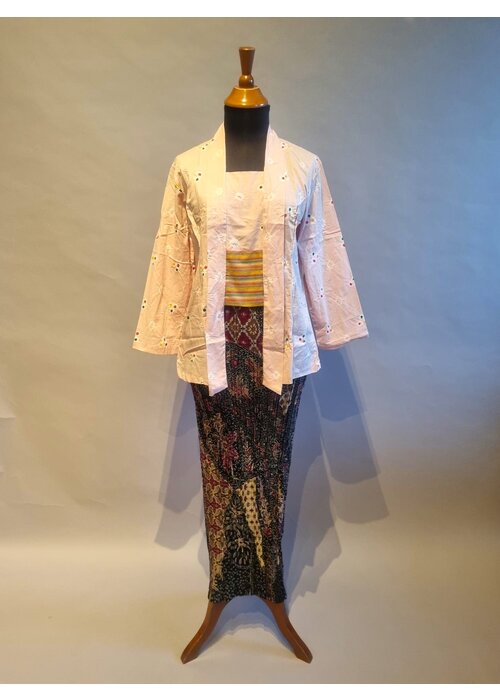 Kebaya kutubaru mocca met bijpassende rok plissé