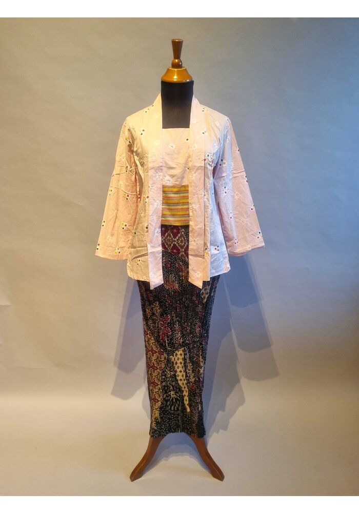 Kebaya kutubaru mocca met bijpassende rok plissé