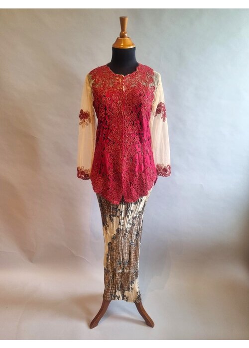 Kebaya modern rood met bijpassende rok plisse