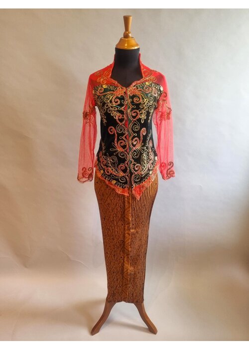 Kebaya trendy rood met bijpassende rok plissé