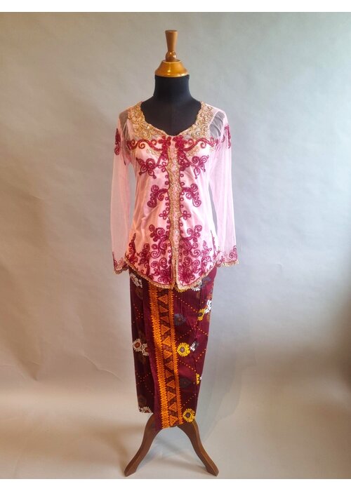 Kebaya trendy roze met bijpassende sarong