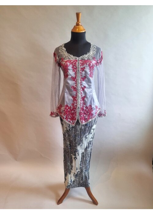 Kebaya trendy grijs met bijpassende rok plissé