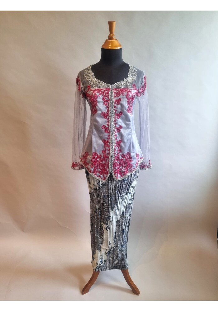 Kebaya trendy grijs met bijpassende rok plissé