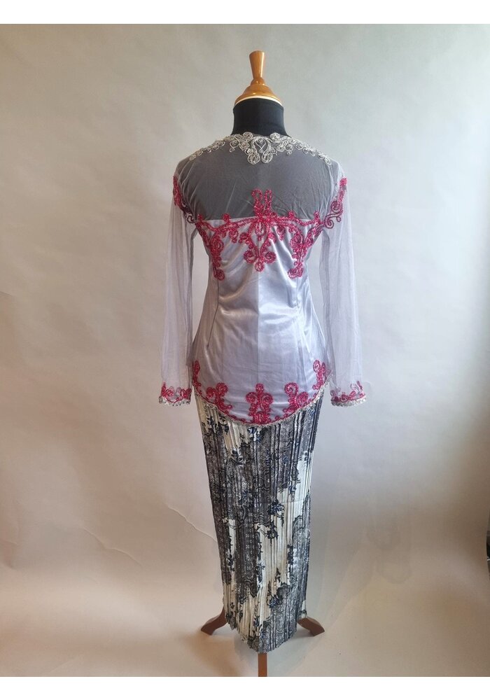 Kebaya trendy grijs met bijpassende rok plissé