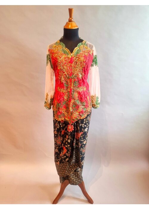 Kebaya trendy rood met bijpassende wikkel rok