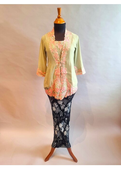 Kebaya bolero borduur met bijpassende rok plissé