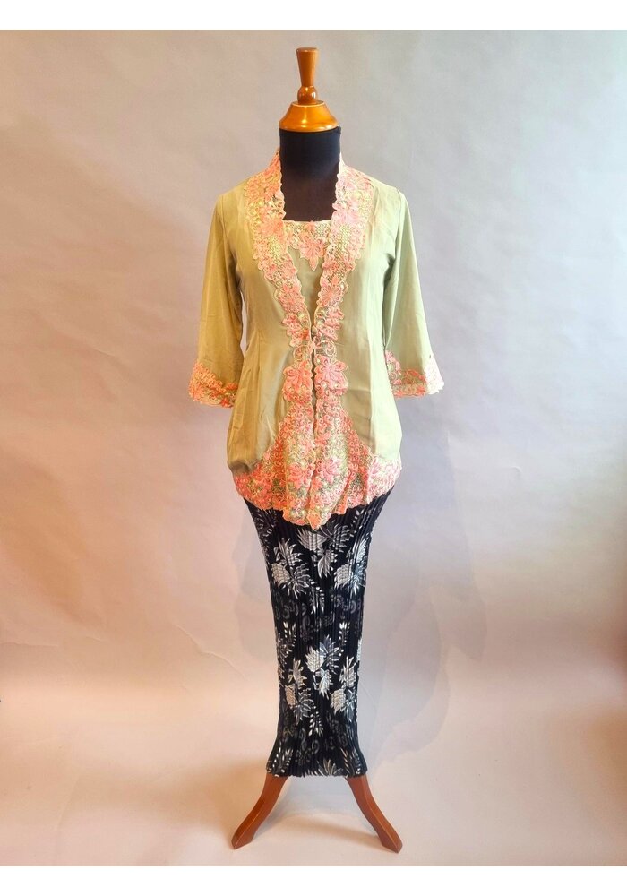 Kebaya bolero borduur met bijpassende rok plissé