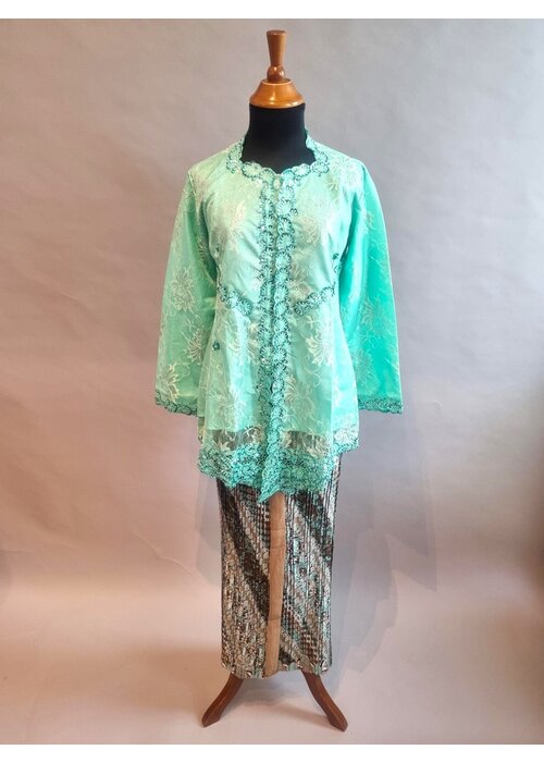 Kebaya modern turquoise groen met bijpassende rok plissé