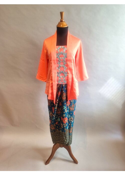 Kebaya kutubaru zalm  met bijpassende wikkel rok