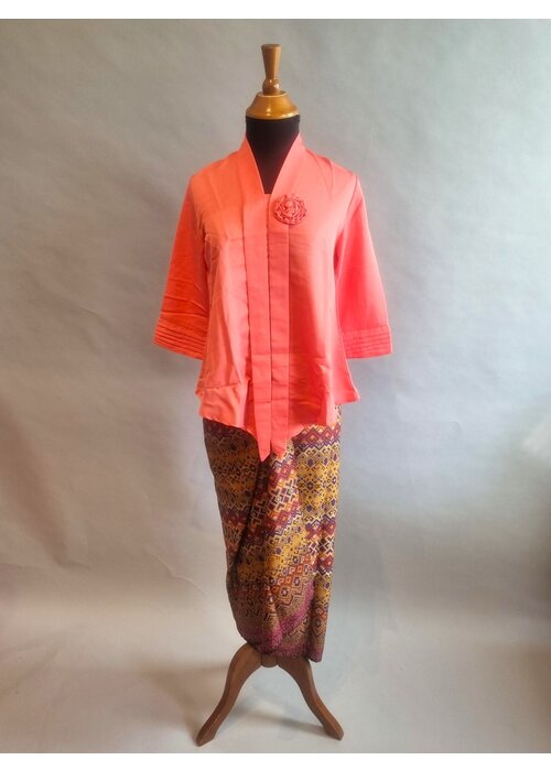 Kebaya casual zalm  met bijpassende wikkel rok