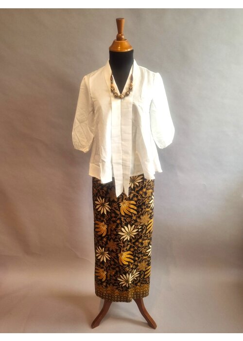 Kebaya casual wit met bijpassende wikkel rok