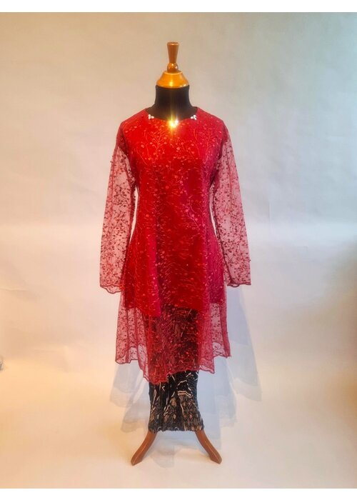 Kebaya kurung rood met bijpassende rok plissé