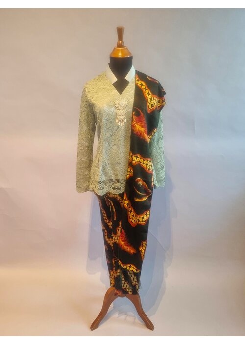 Kebaya munt groen met bijpassende sarong en selendang