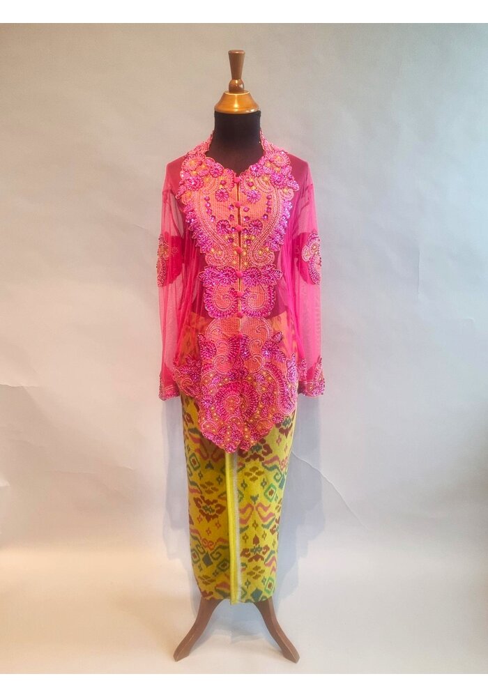 Kebaya glamour fuchsia met bijpassende sarong