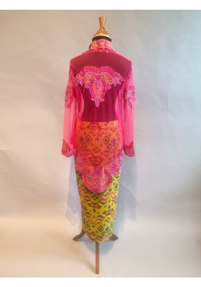 Kebaya glamour fuchsia met bijpassende sarong