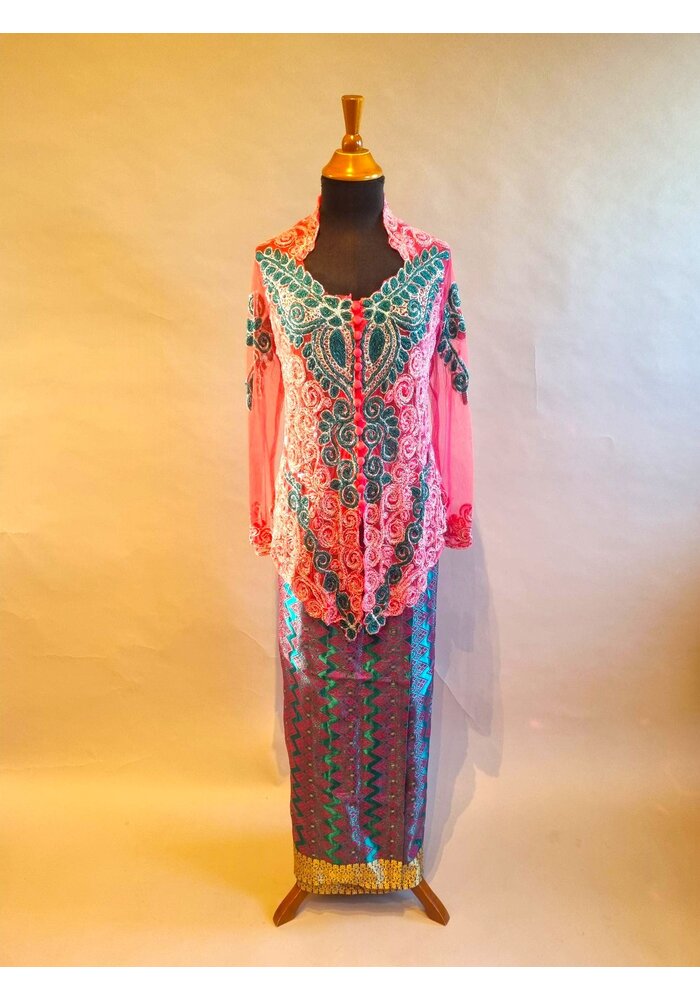 Kebaya glamour pink met bijpassende wikkel rok