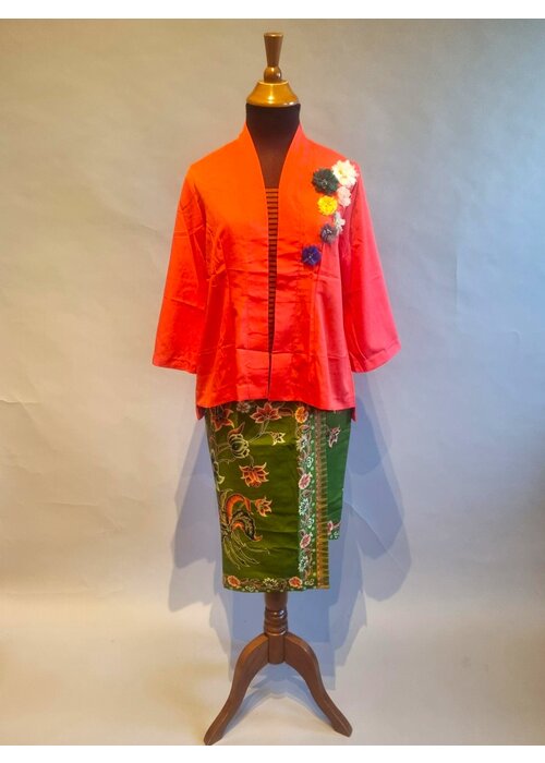Kebaya modern rood met bijpassende korte rok