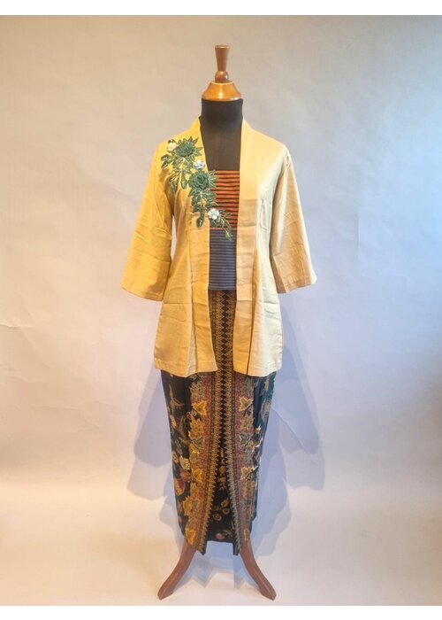 Kebaya modern taupe met bijpassende sarong