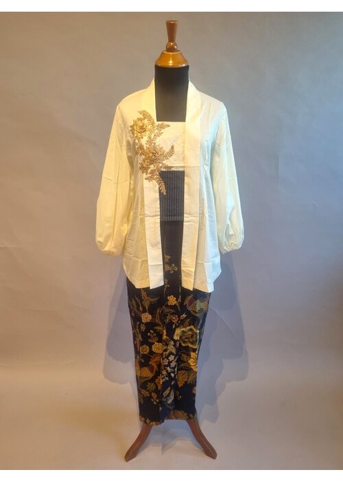 Kebaya modern roomwit met bijpassende sarong