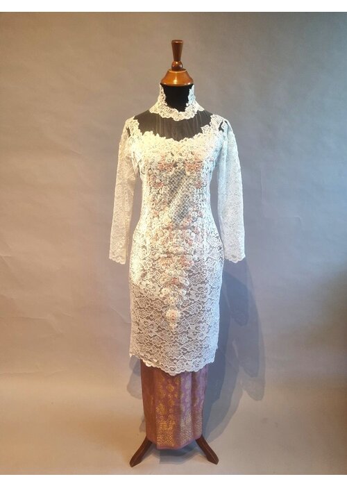 Kebaya elegant wit met bijpassende sarong