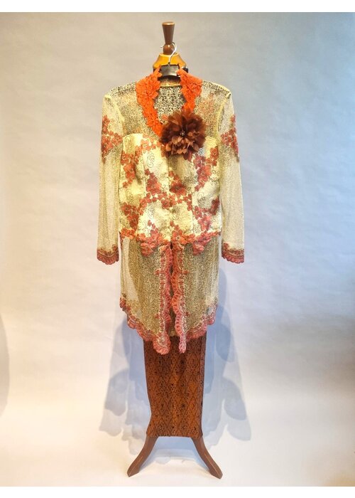 Kebaya modern beige terracotta met bijpassende rok plissé