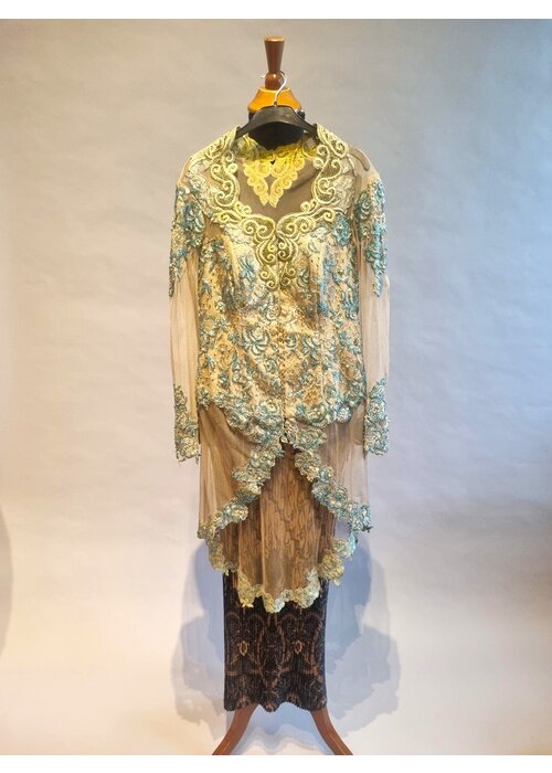 Kebaya elegant beige met bijpassende rok plissé