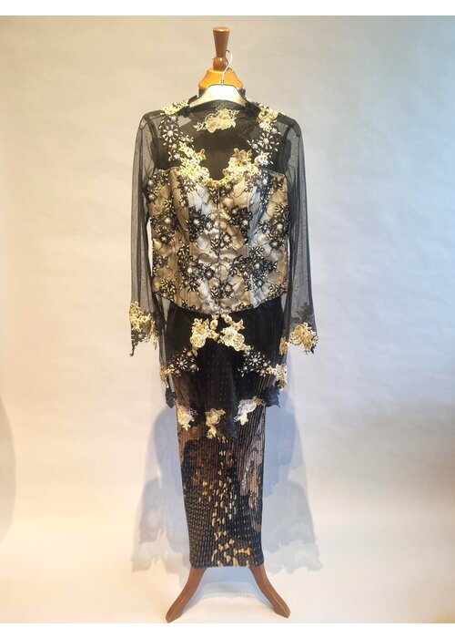 Kebaya glamour zwart met bijpassende rok plissé