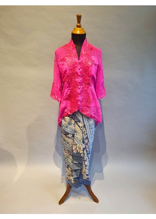 Kebaya borduur fuchsia met bijpassende sarong