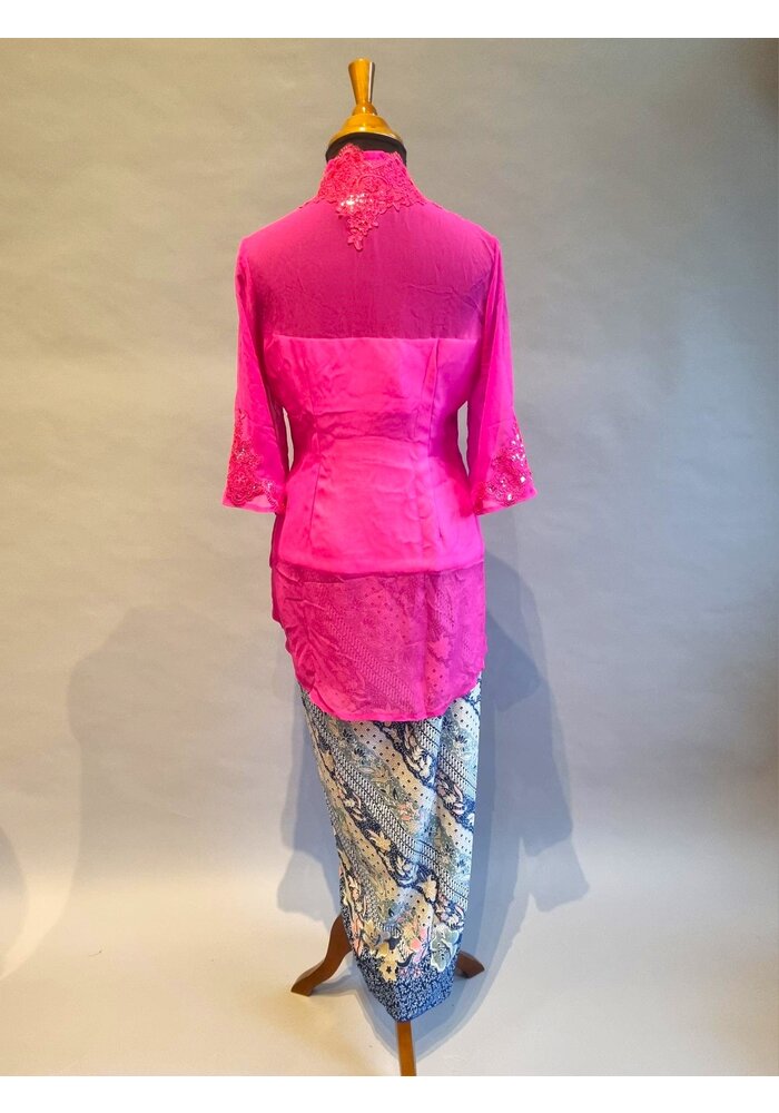 Kebaya borduur fuchsia met bijpassende sarong