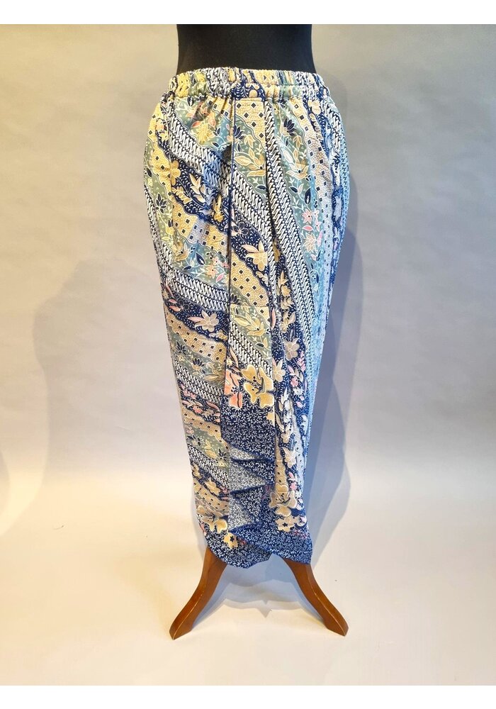 Kebaya borduur fuchsia met bijpassende sarong