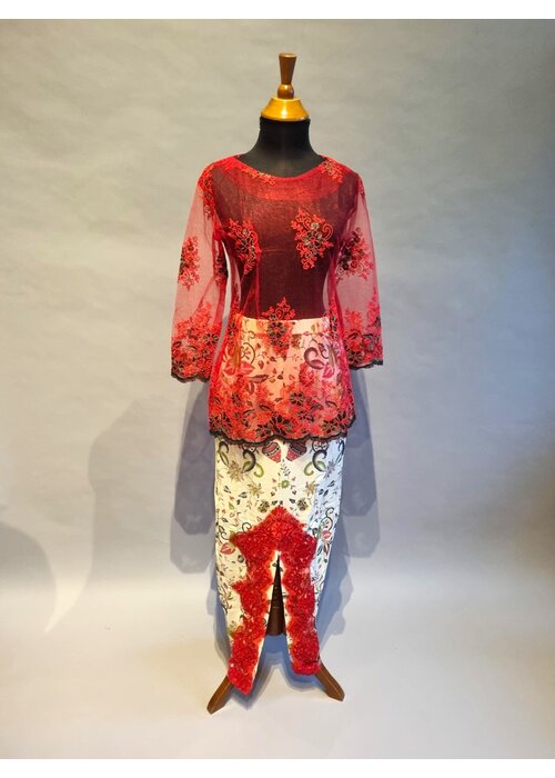 Kebaya rood wit met bijpassende sarong