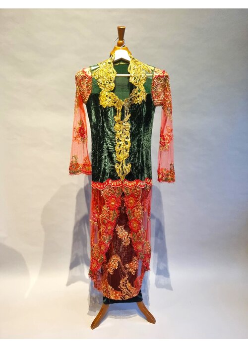 Kebaya elegant fluweel met bijpassende rok plissé