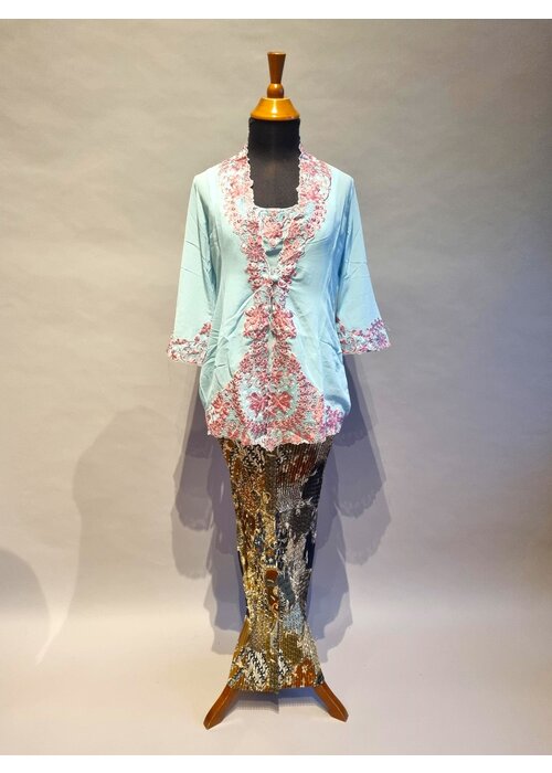 Kebaya borduur licht blauwe met bijpassende rok plissé