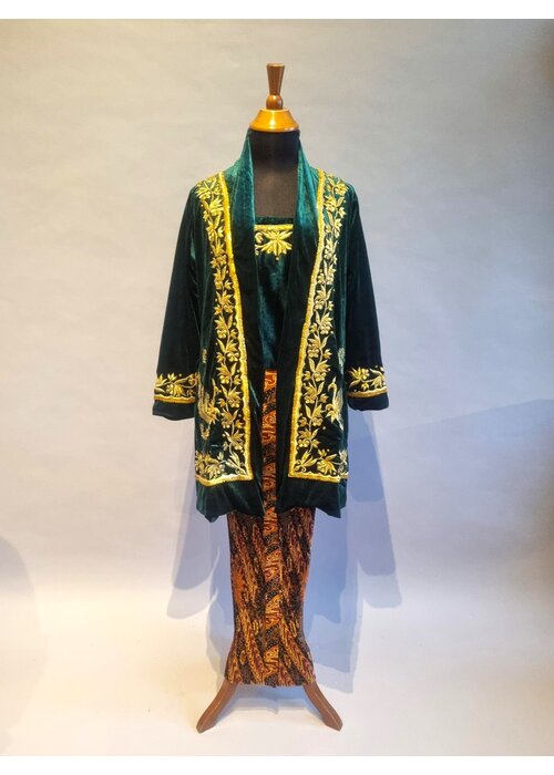 Kebaya fluweel groen met bijpassende rok plissé