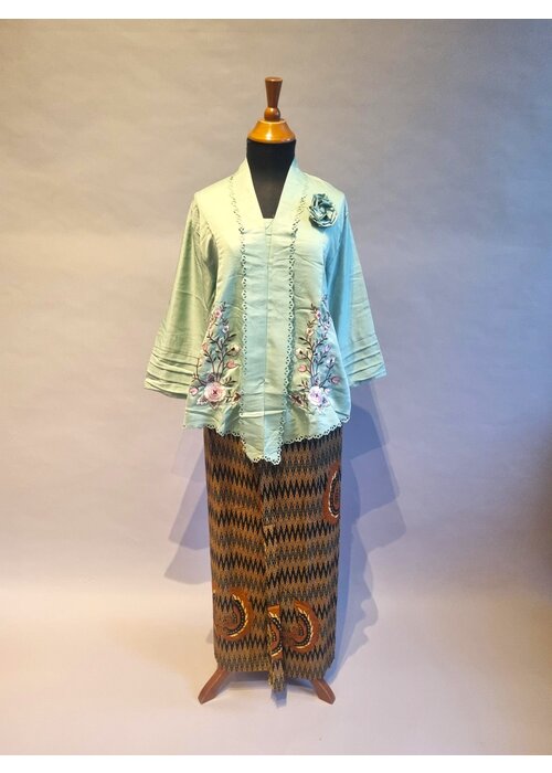 Kebaya sage groen met bijpassende sarong
