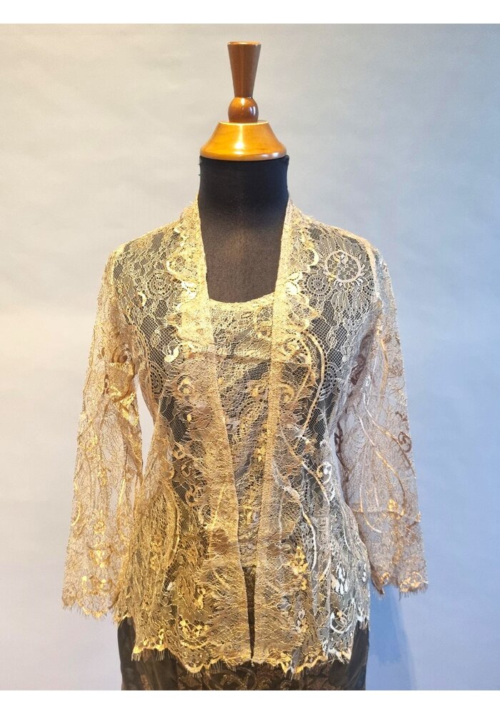 Kebaya mokka met bijpassende sarong & selendang