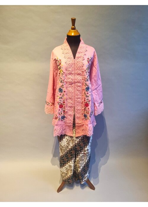 Kebaya roze met bijpassende sarong