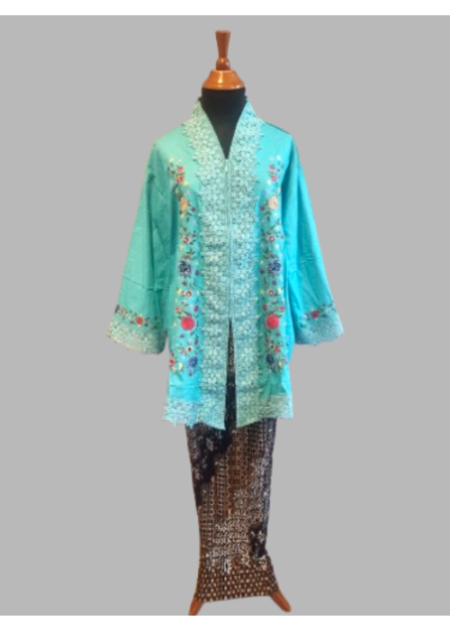 Kebaya turquoise met bijpassende rok plissé