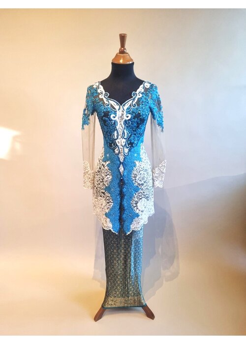 Kebaya glamour turquoise met bijpassende rok plissé