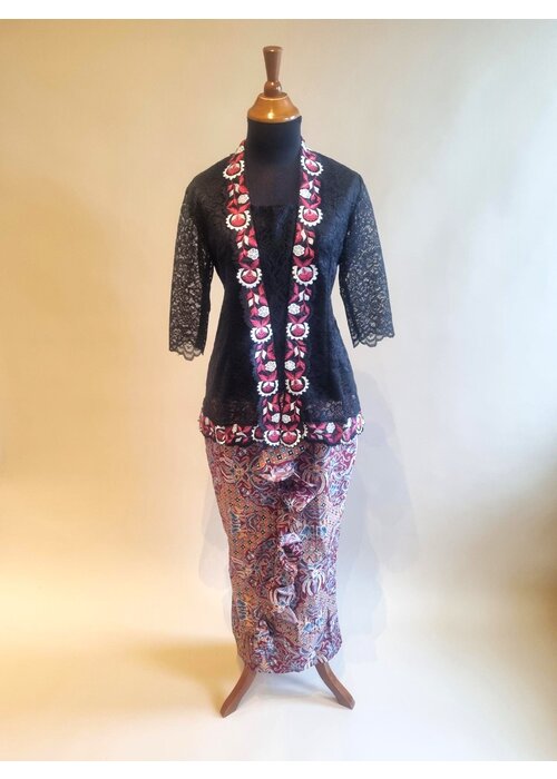 Kebaya borduur zwart met bijpassende sarong