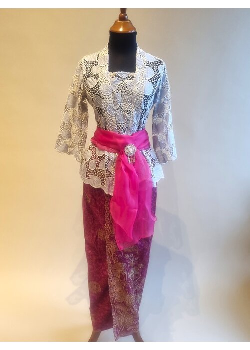 Kebaya elegant zilvergrijs met bijpassende sarong en selendang