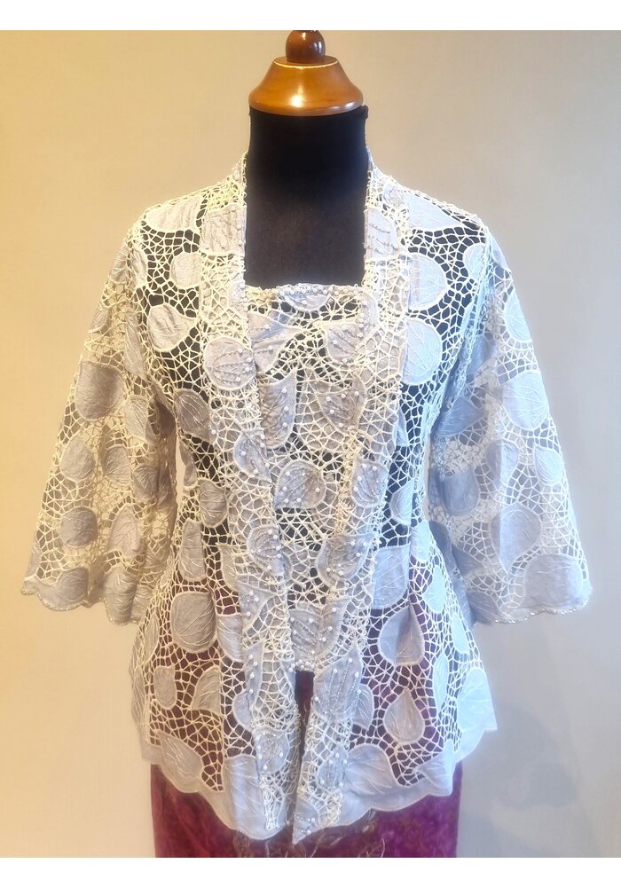Kebaya elegant zilvergrijs met bijpassende sarong en selendang