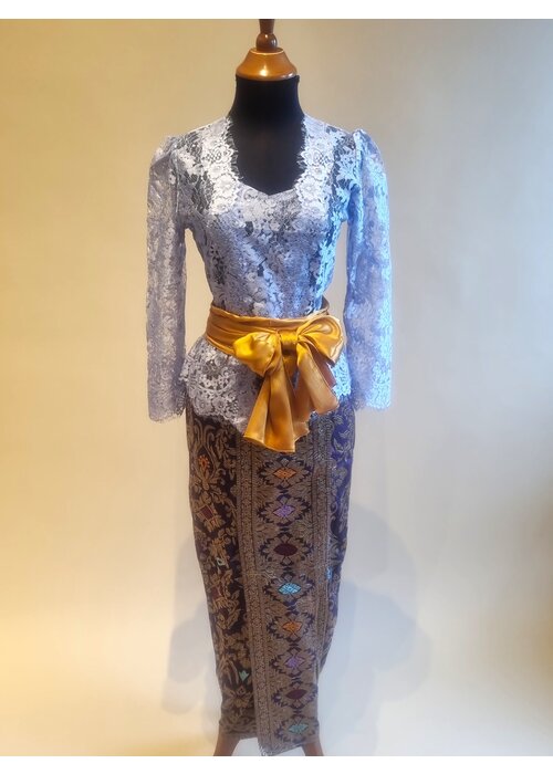 Kebaya blauwe lucht met bijpassende sarong & selendang